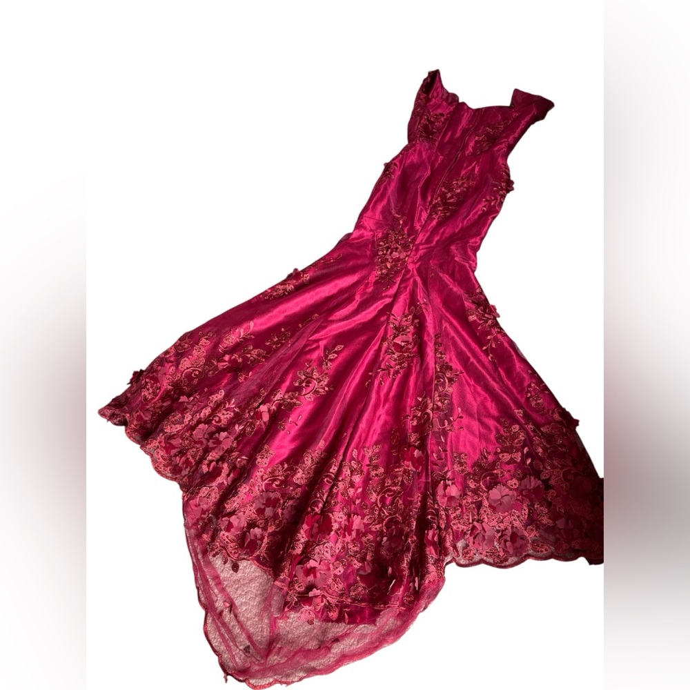 Elegant Fuchsia Lace-Appliqué Maxi Dress - Picture 2 of 7